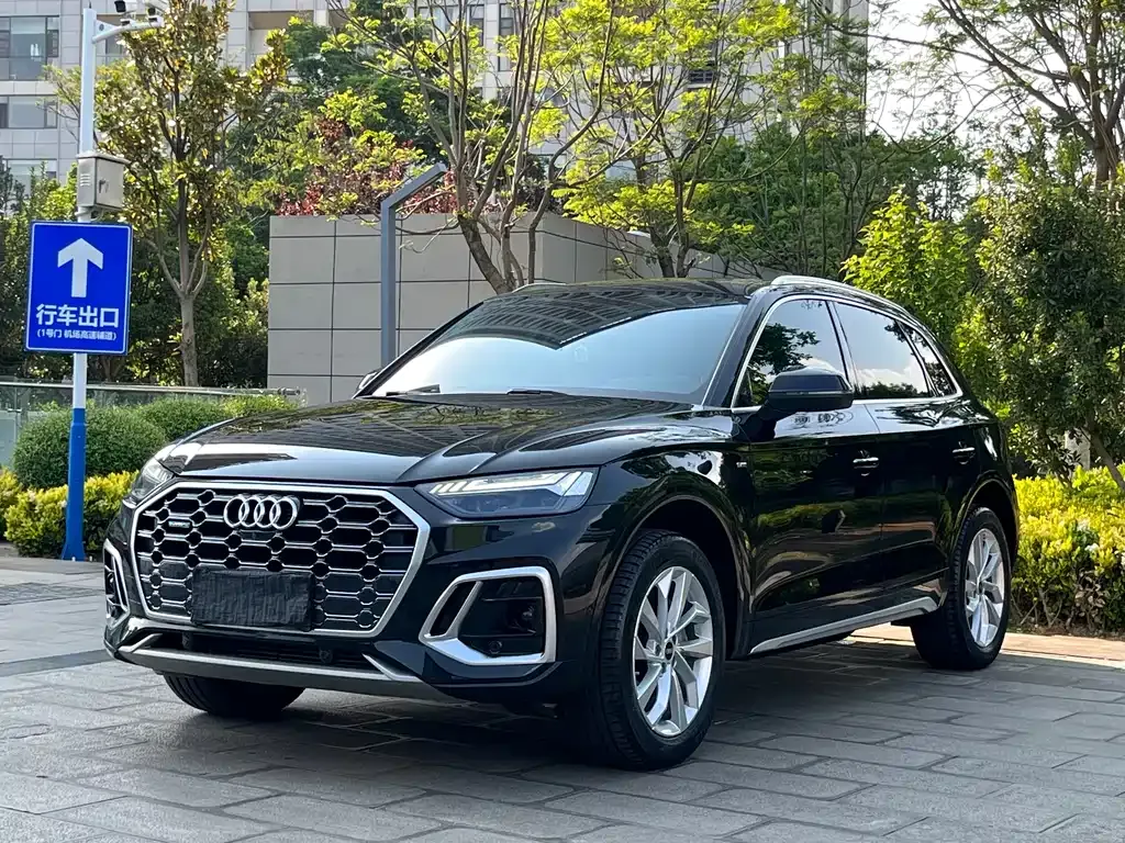 Audi Q5L — фото 1