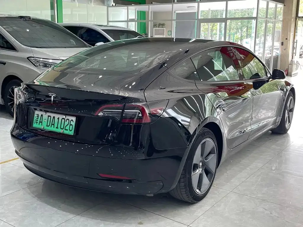 Tesla Model 3 — фото 5
