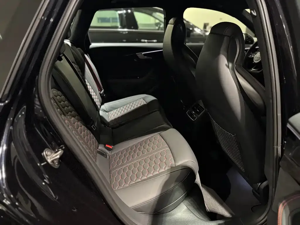 Audi RS 4 2025 из CN, фото 3