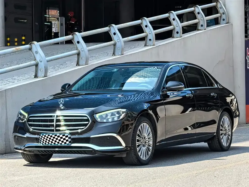 Mercedes-Benz E-Class — фото 1