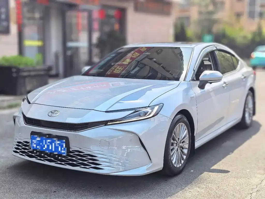 Toyota Camry — фото 1