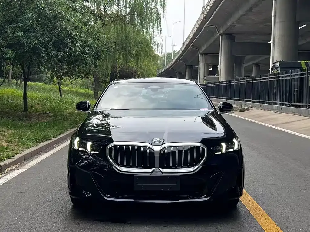 BMW 5 Series — фото 1