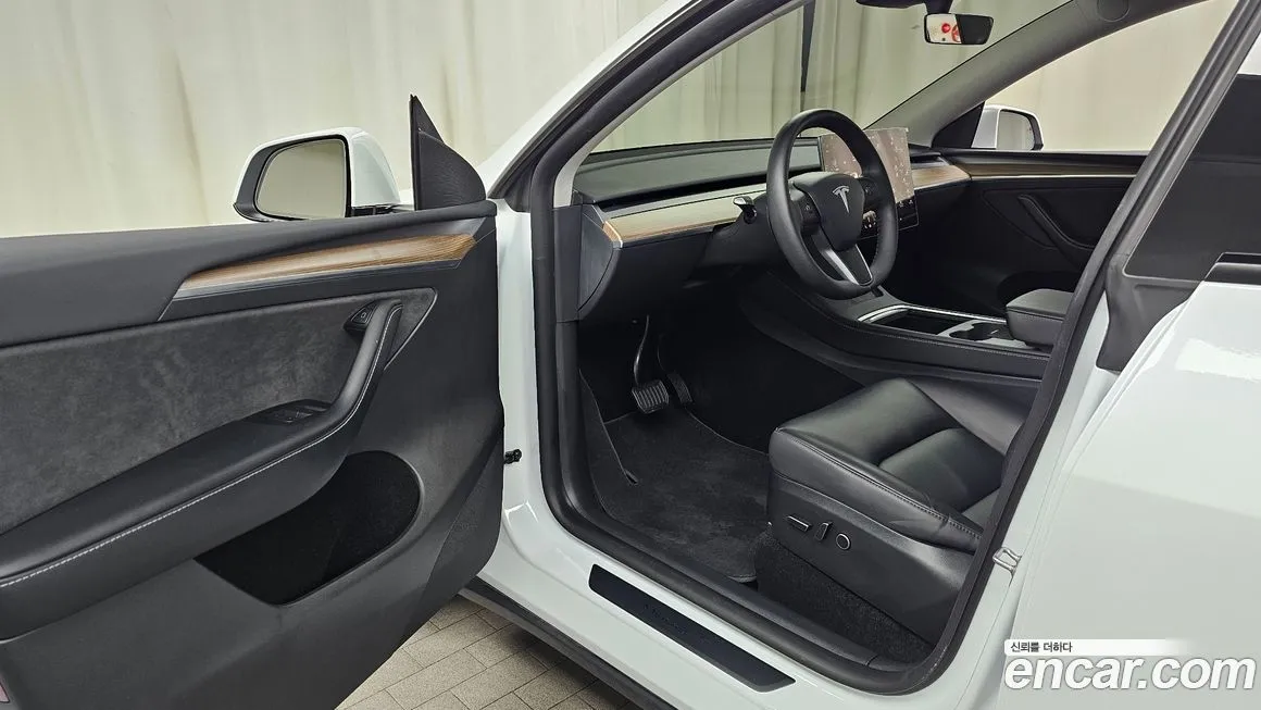 Tesla Model Y — фото 10