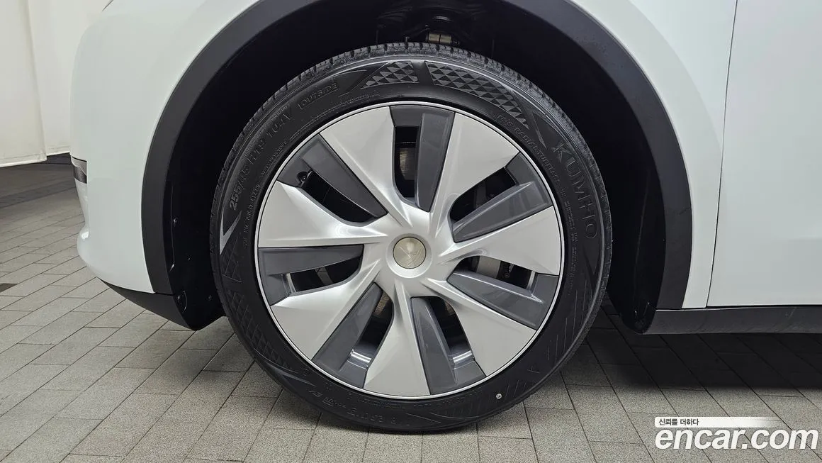 Tesla Model Y — фото 8