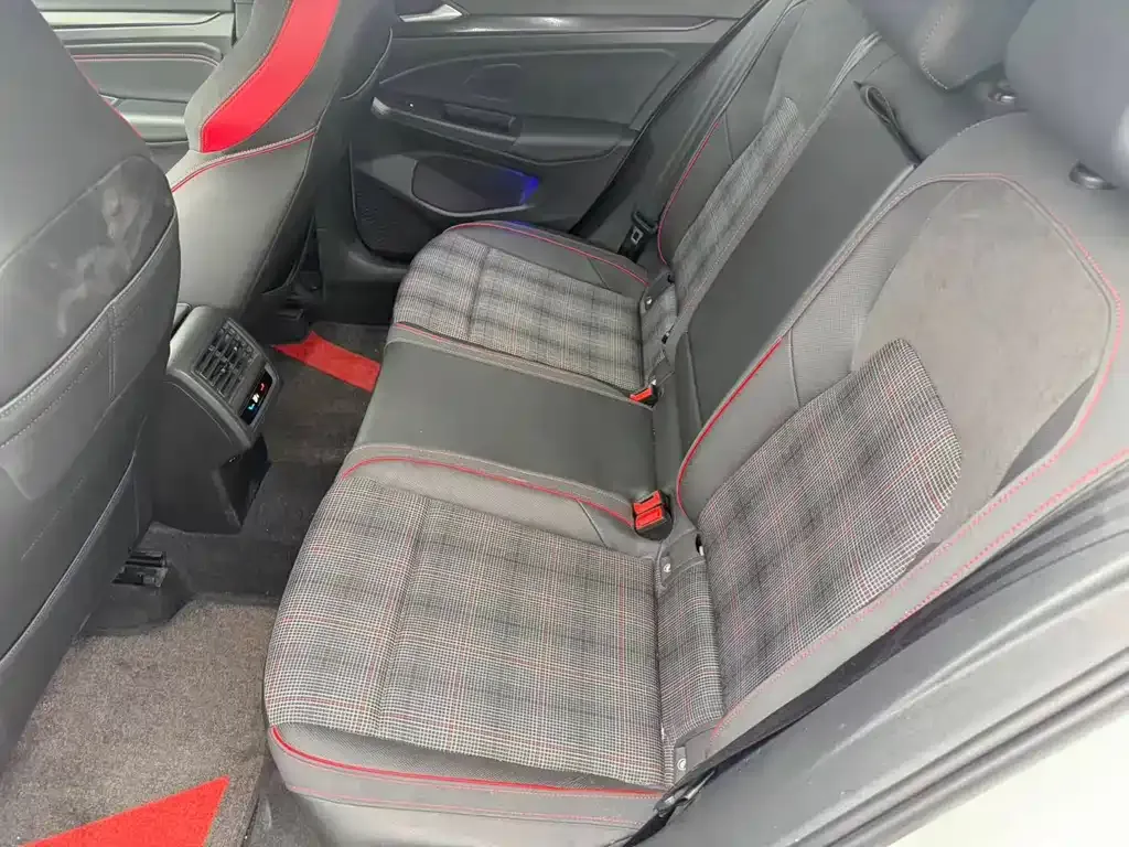 Volkswagen Golf GTI — фото 10