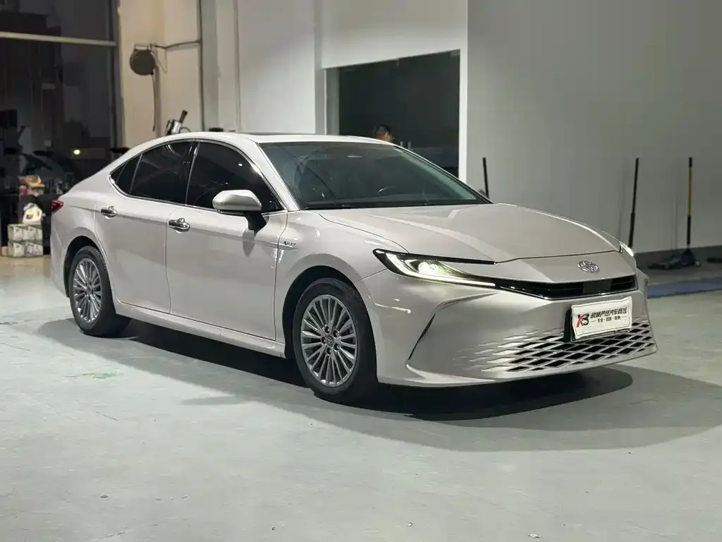 Toyota Camry — фото 2