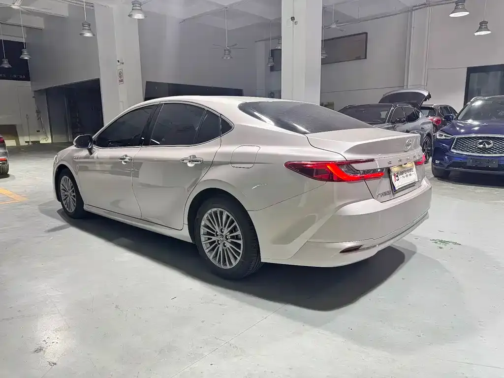 Toyota Camry — фото 9