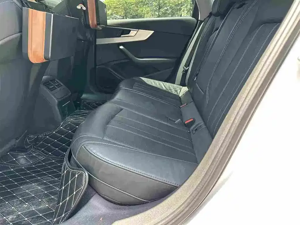 Audi A4L 2021 из CN, фото 3
