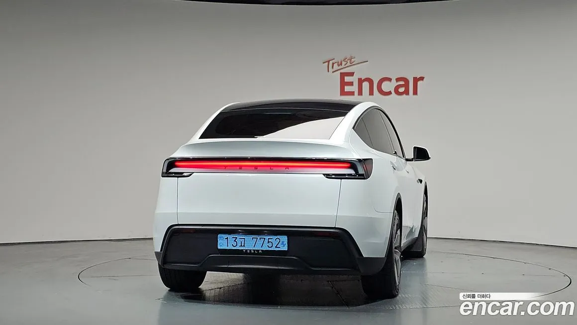 Tesla Model Y — фото 10