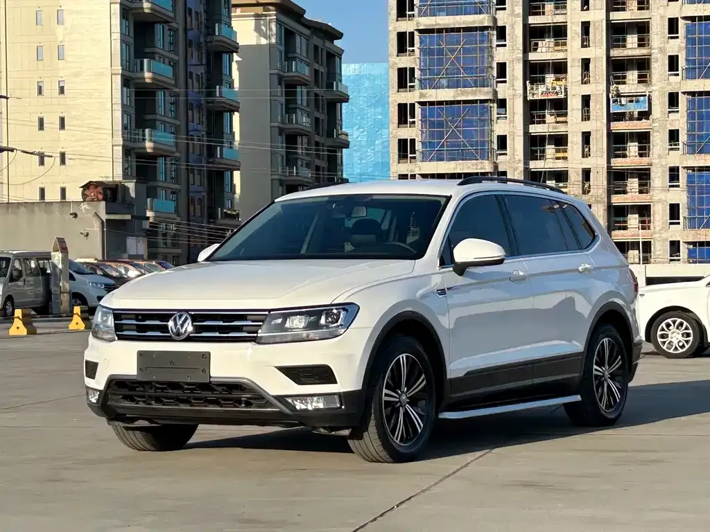 Volkswagen Tiguan L — фото 1
