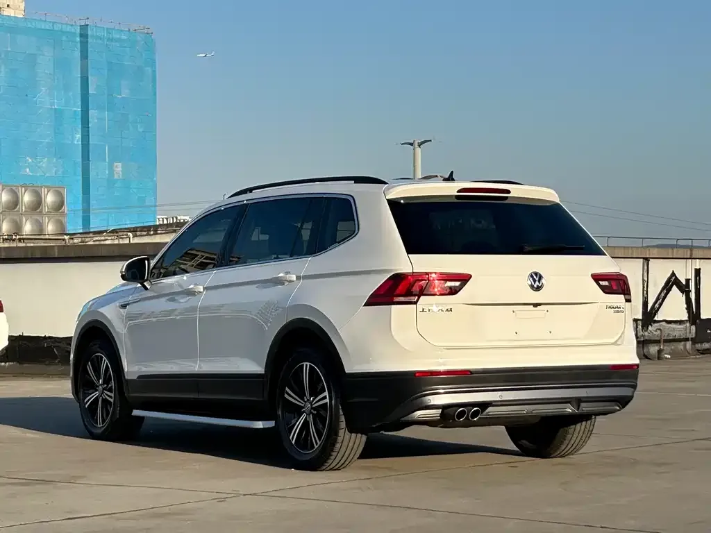 Volkswagen Tiguan L — фото 8