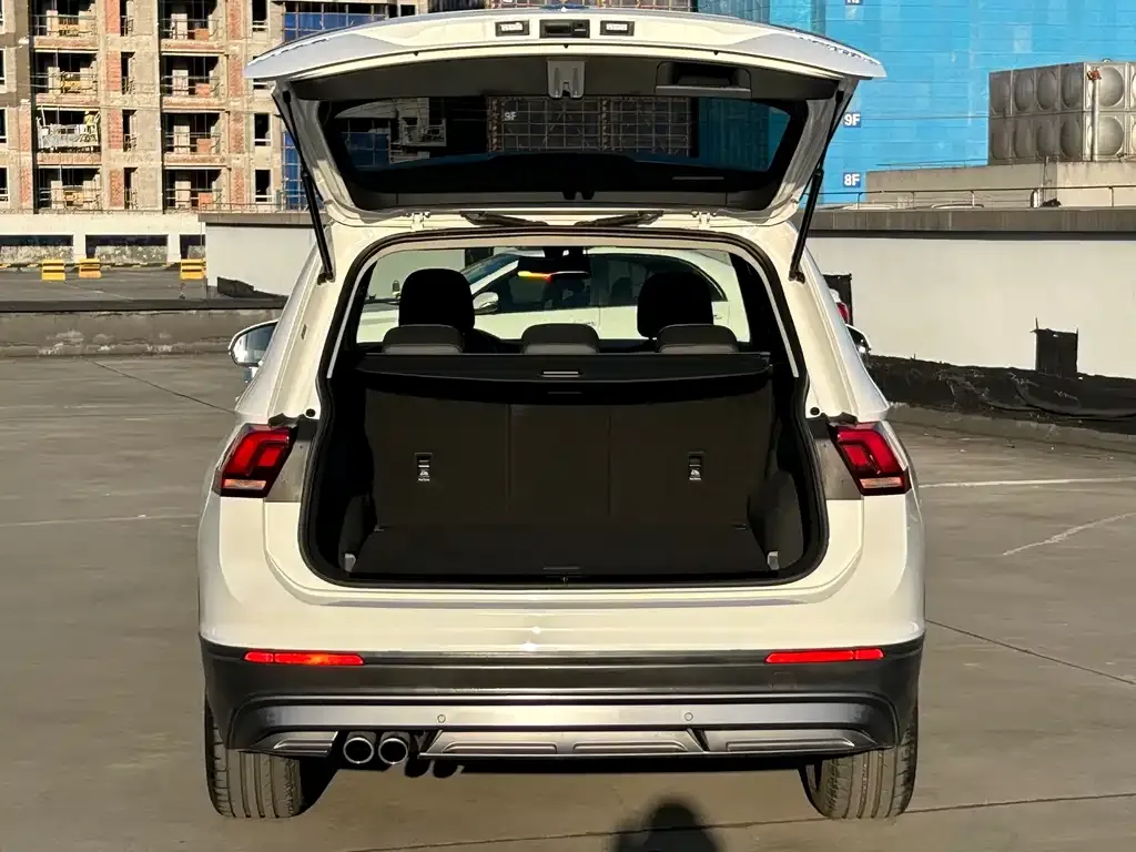 Volkswagen Tiguan L — фото 10