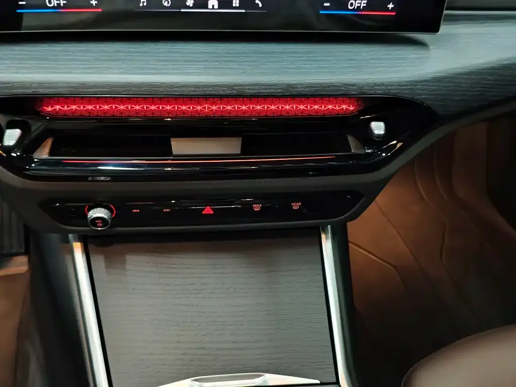 BMW 3 Series 2024 из CN, фото 3
