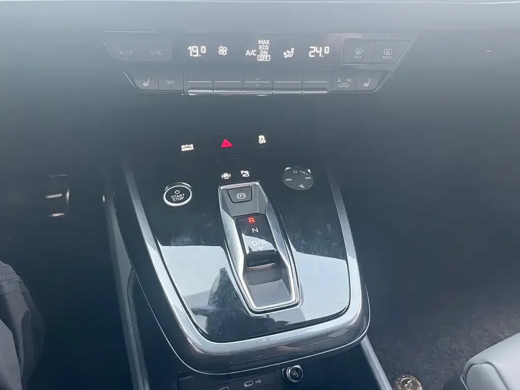 Audi Q4 e-tron — фото 2