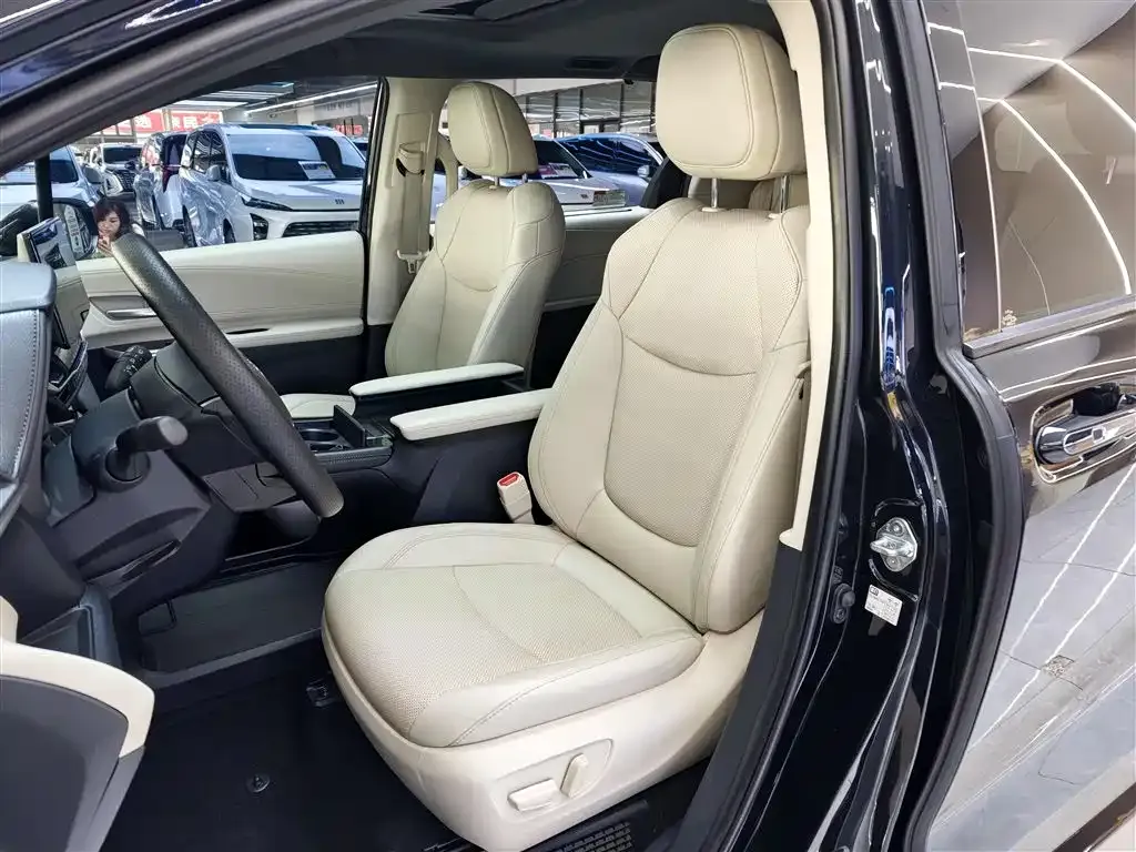 Toyota Sienna — фото 4
