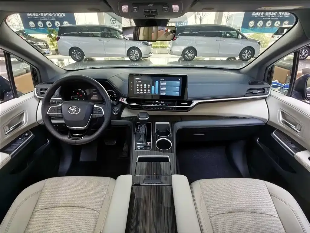 Toyota Sienna — фото 9