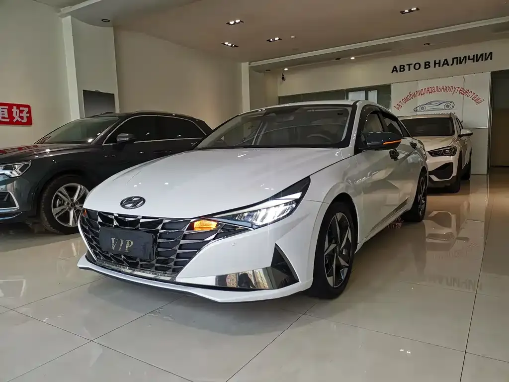 Hyundai Elantra — фото 1