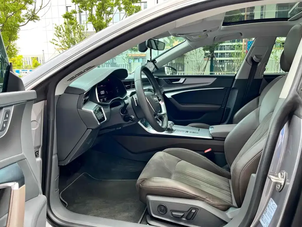 Audi A7L 2023 из CN, фото 2