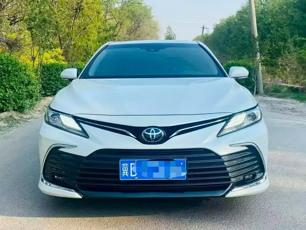 Toyota Camry — фото 1