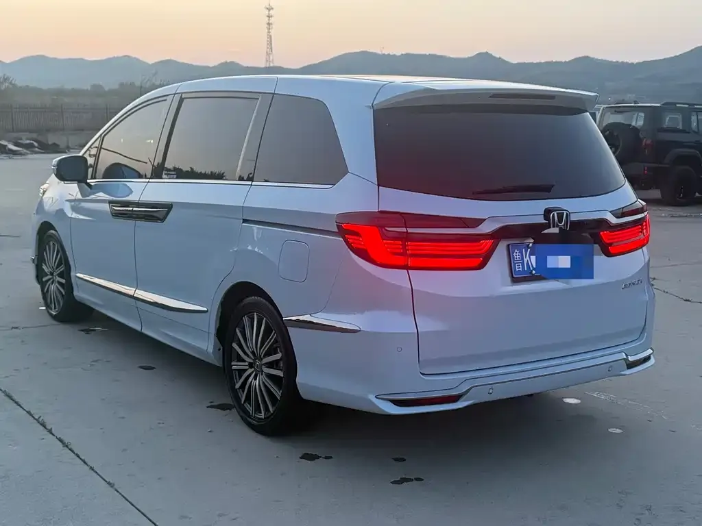 Honda Elysion 2024 из CN, фото 8