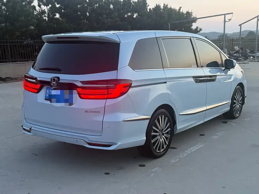 Honda Elysion 2024 из CN, фото 6
