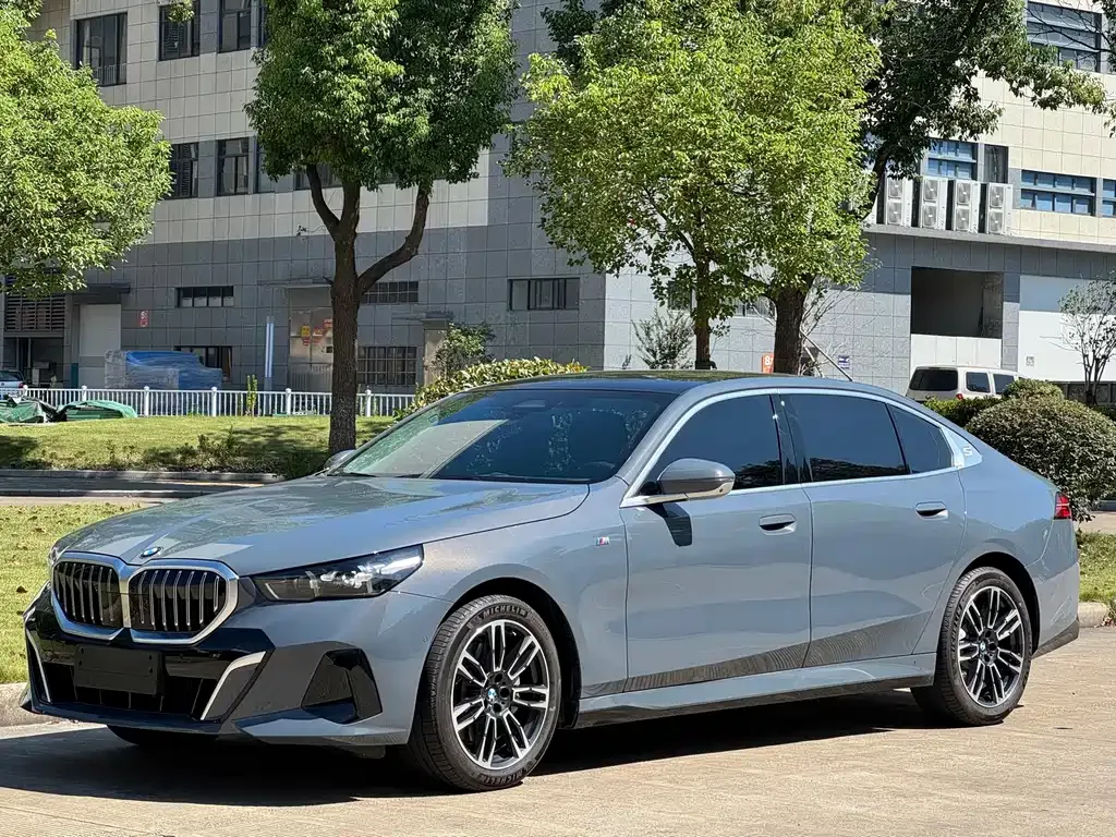 BMW 5 Series — фото 1