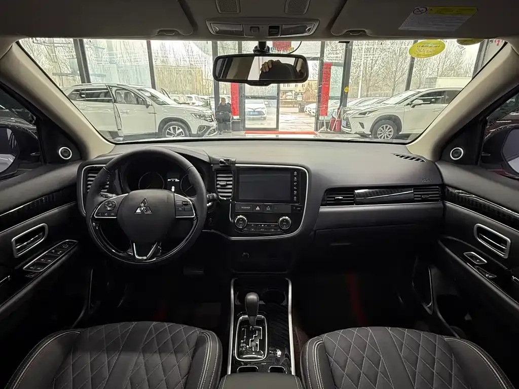 Mitsubishi Outlander — фото 9