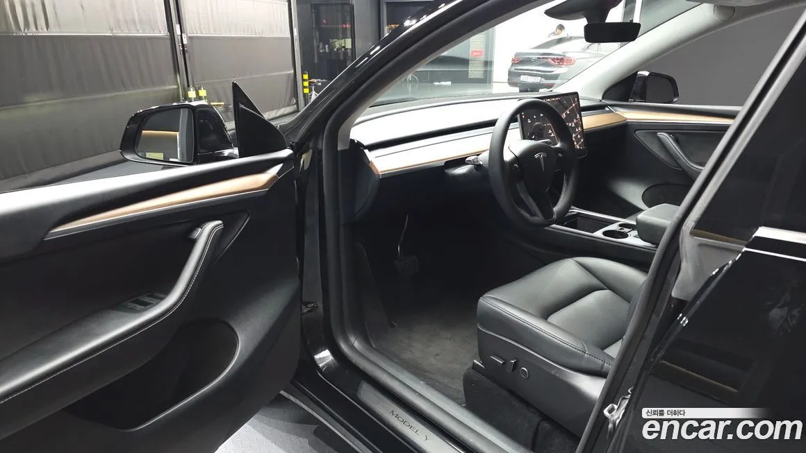 Tesla Model Y — фото 8