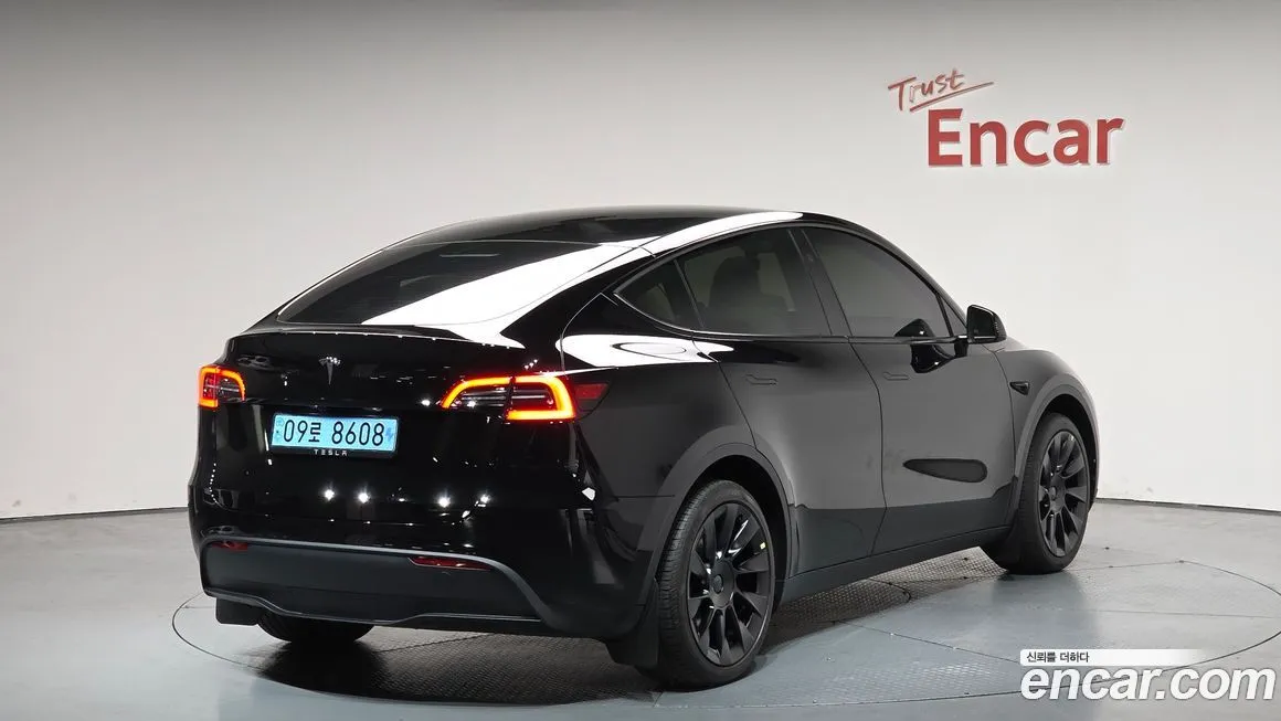 Tesla Model Y — фото 8