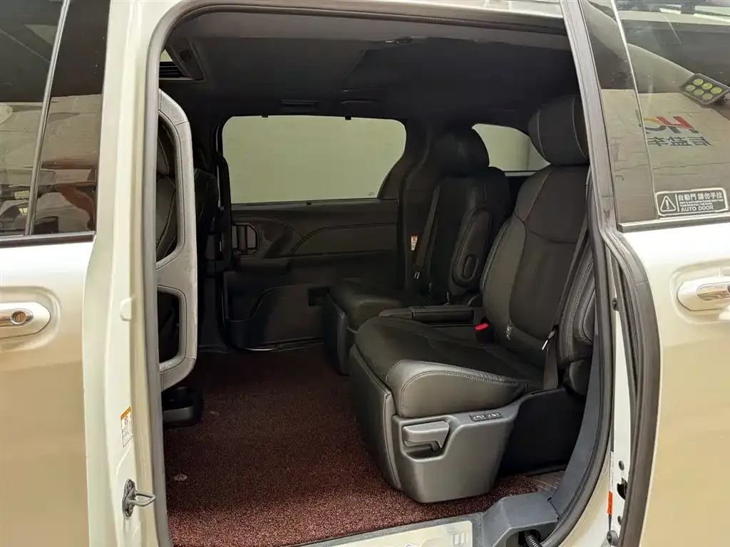 Toyota Sienna 2024 из CN, фото 3