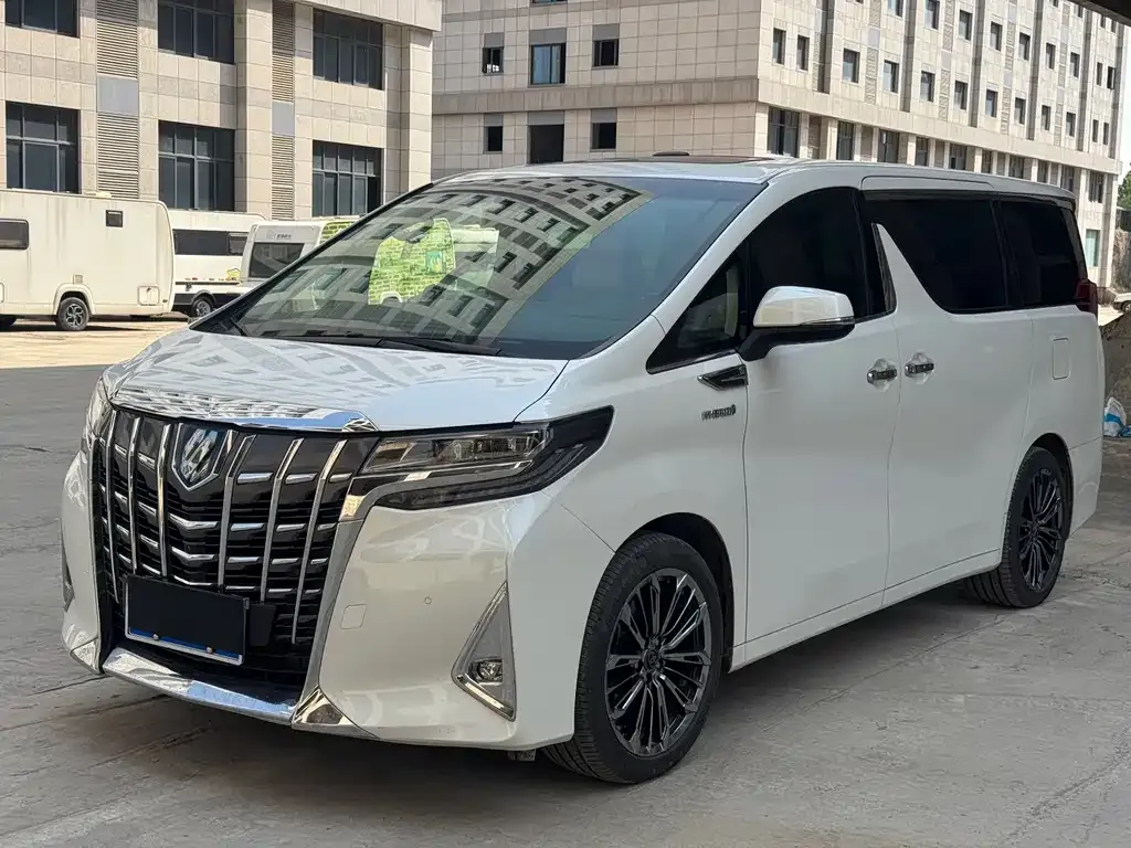Toyota Alphard — фото 1