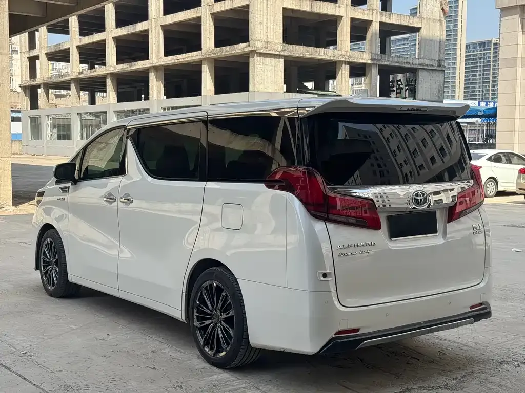 Toyota Alphard — фото 10