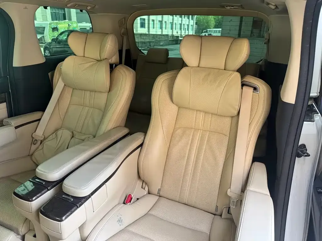 Toyota Alphard — фото 7