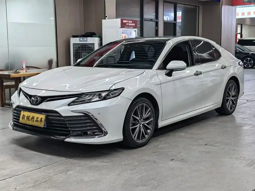 Toyota Camry — фото 1