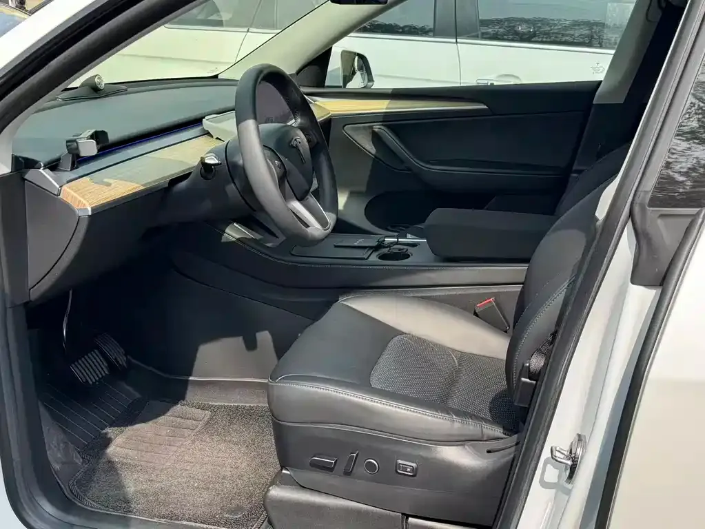 Tesla Model Y — фото 6