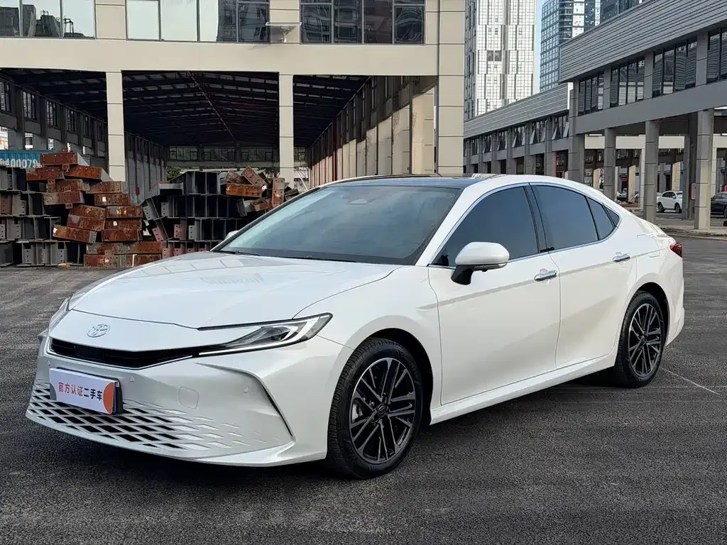 Toyota Camry — фото 1