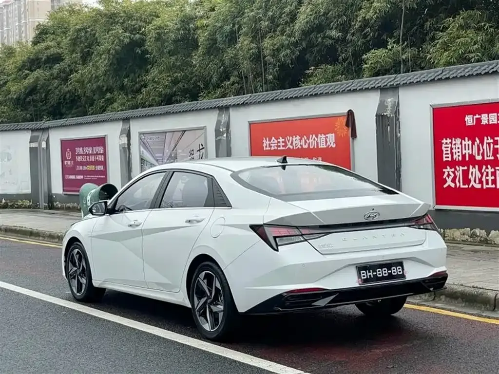 Hyundai Elantra — фото 2