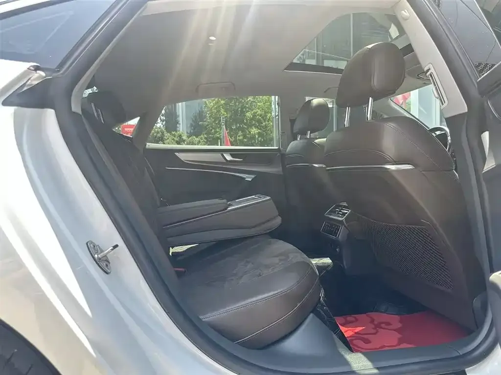 Audi A7L 2023 из CN, фото 2