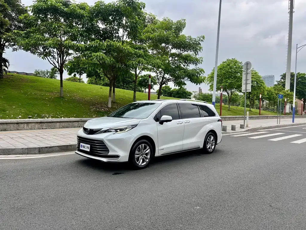 Toyota Sienna — фото 1