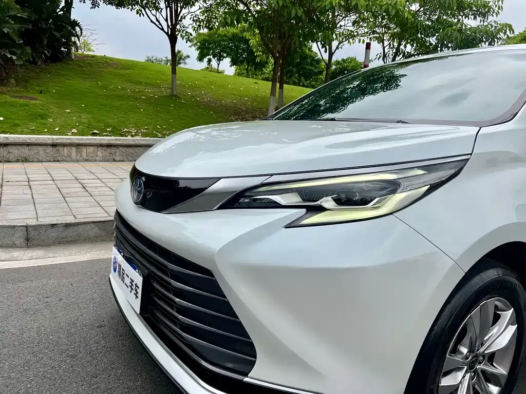 Toyota Sienna — фото 7