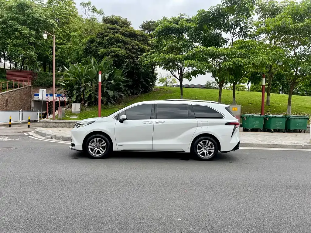 Toyota Sienna — фото 10
