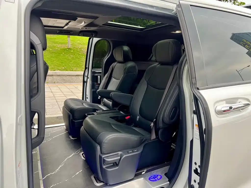 Toyota Sienna — фото 2