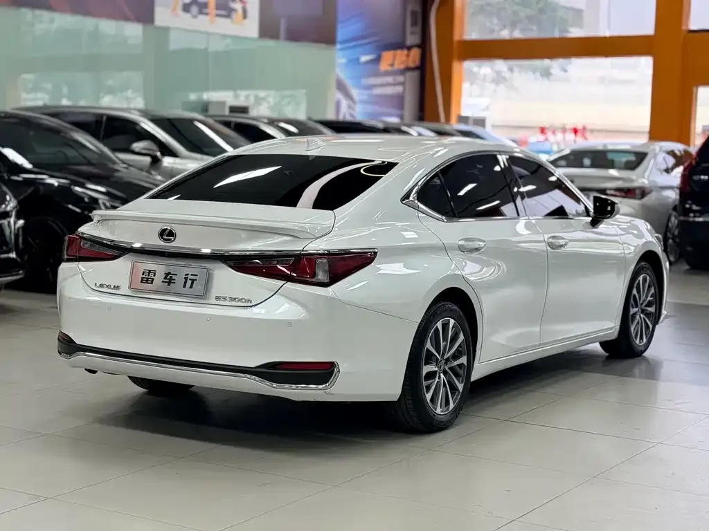 Lexus ES — фото 10