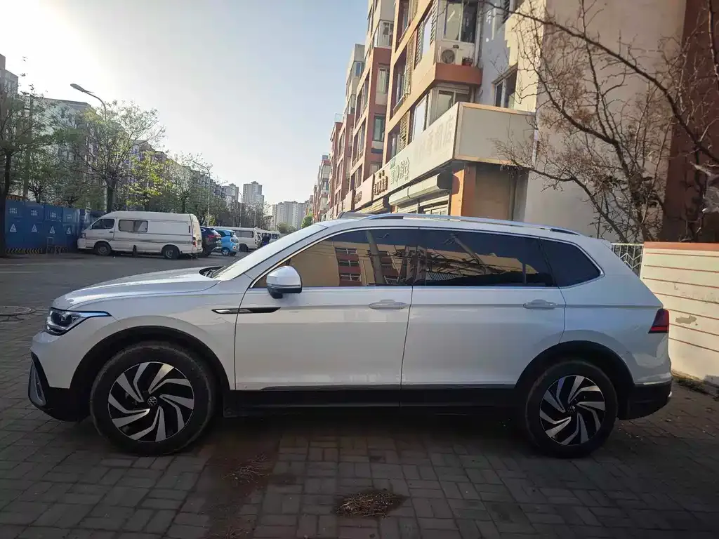 Volkswagen Tiguan L 2023 из CN, фото 3