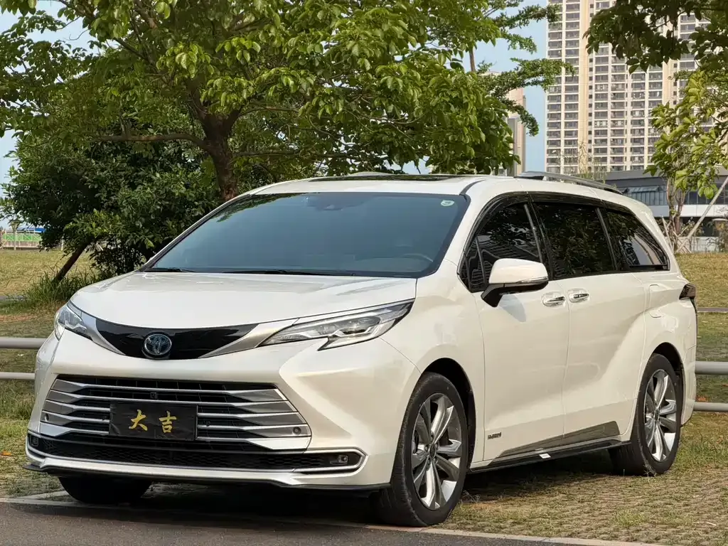 Toyota Sienna — фото 1