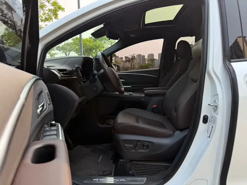 Toyota Sienna — фото 2