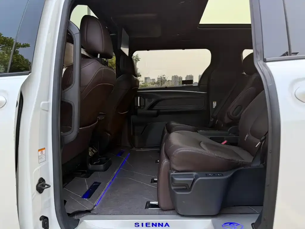 Toyota Sienna — фото 5