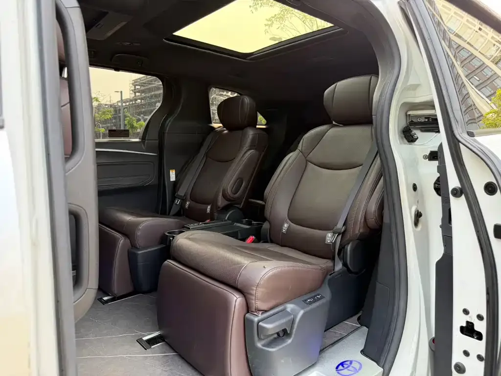 Toyota Sienna — фото 3