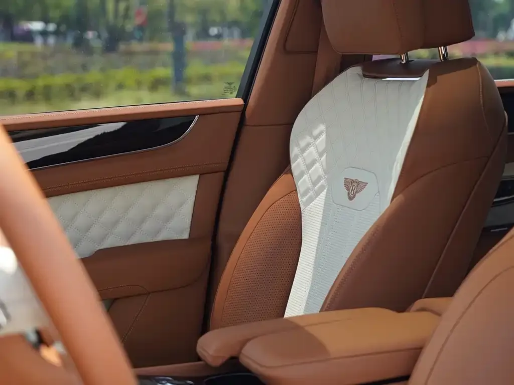 Bentley Bentayga 2023 из CN, фото 8
