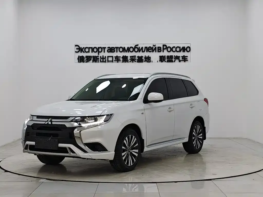 Mitsubishi Outlander — фото 1